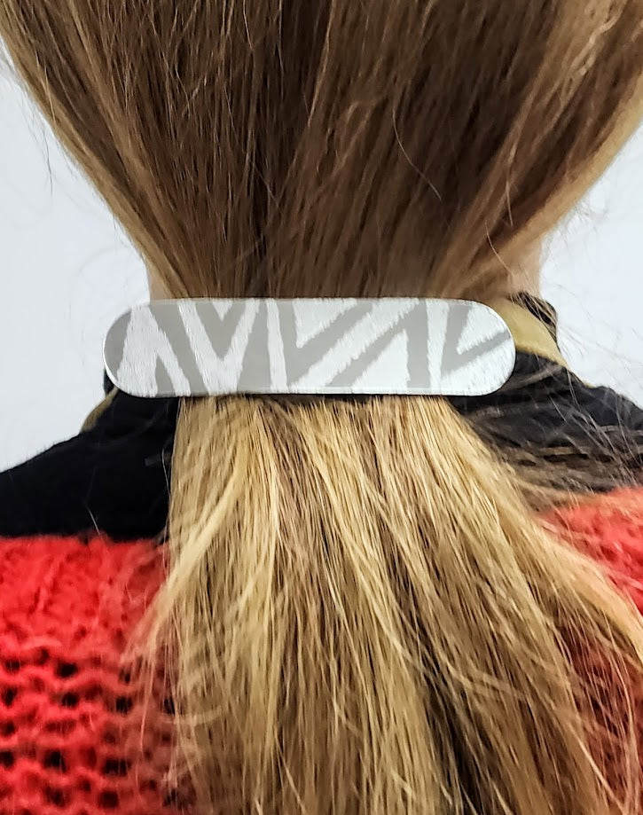 Hair clip with zigzag pattern