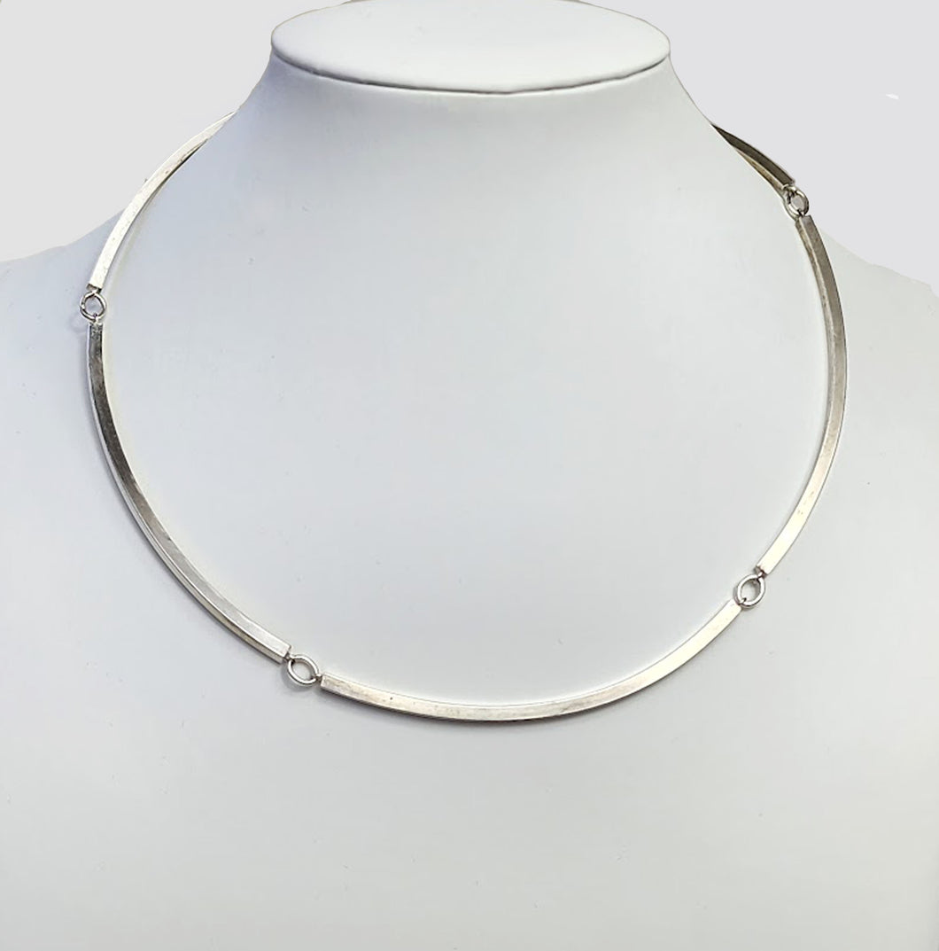 Curved link chain necklace