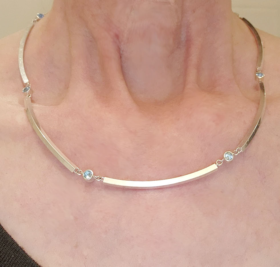 Curved link necklace with Aquamarines