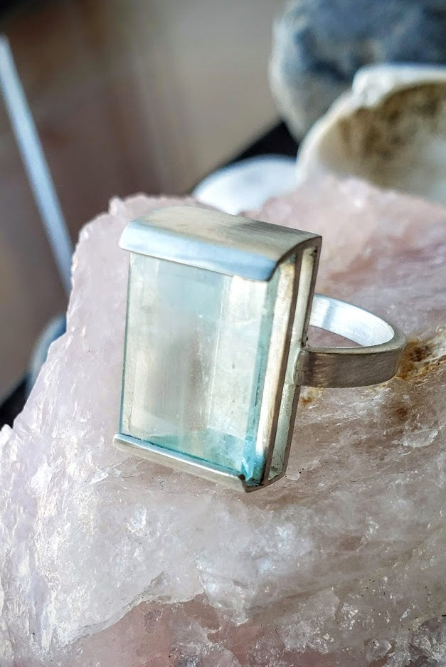 Aquamarine mirror cut side setting