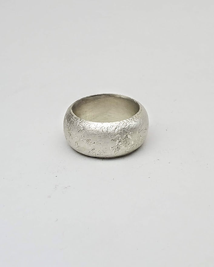 Domed hollow ring with texture