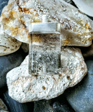 Load image into Gallery viewer, Rutalated quartz square
